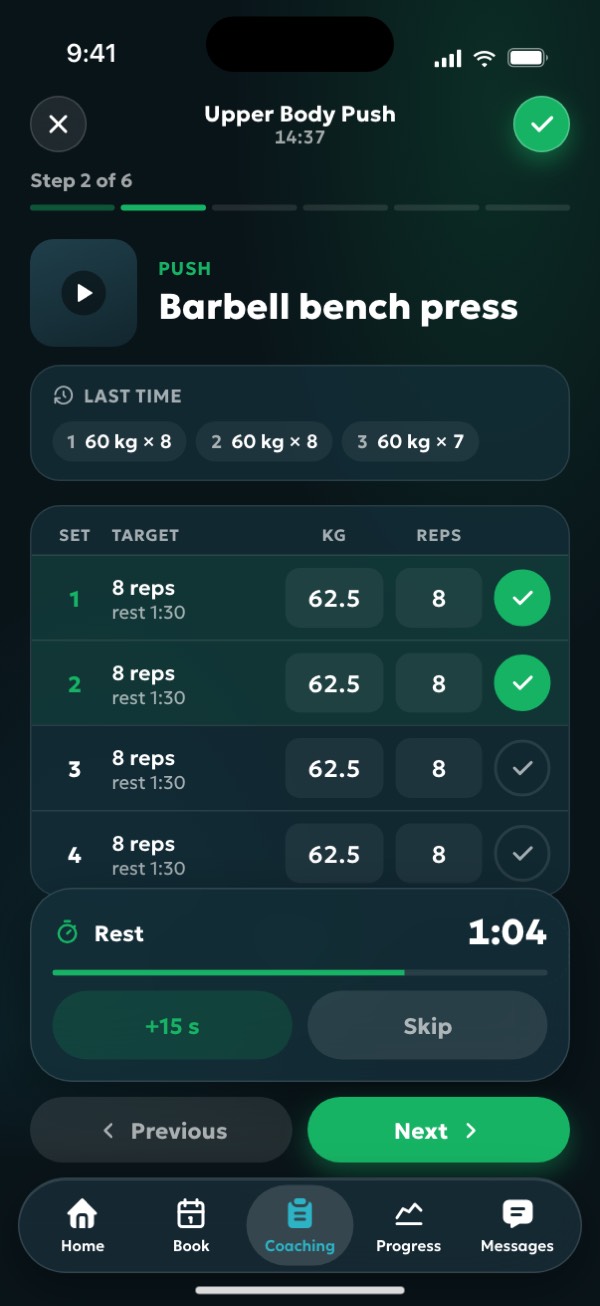 A live workout in the app: timer, sets with weight and reps, rest